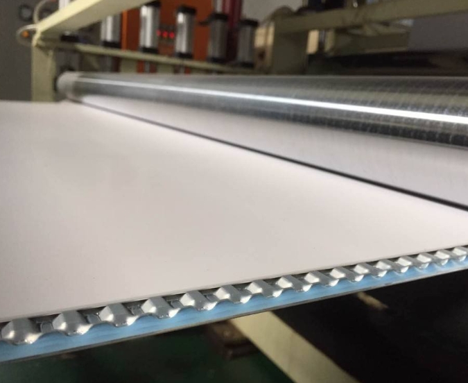 Paneles compuestos de aluminio vs.Paneles Sólidos Metálicos