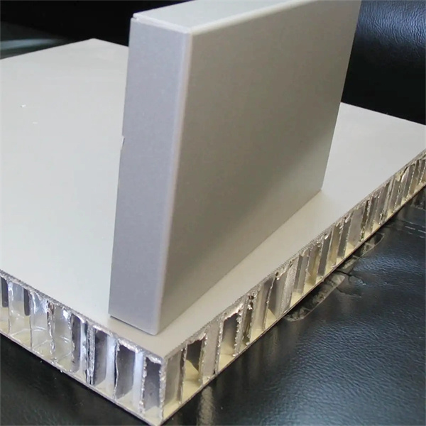 Explorando la versatilidad de los paneles sándwich de aluminio con núcleo de panal